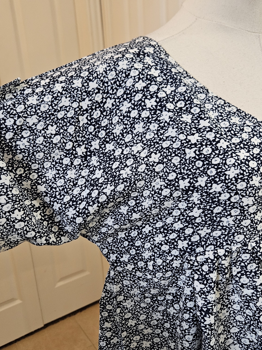 Emery Rose Navy Floral Babydoll Blouse – Size Small - Picture 5 of 10
